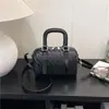 Bolso Boston tejido de lujo ligero transfronterizo, bolso de hombro de lujo ligero de alta gama para Amazon, bolso de mano versátil de nicho para el comercio exterior