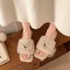 Pantuflas peludas de moda para mujer, nuevo estilo invierno 2026, sandalias planas retro de punta cuadrada, talla grande, antideslizantes, diseño de una sola tira