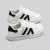 Novos sapatos femininos de outono 2026, versáteis, modernos, casuais, estilosos, tênis brancos estilo coreano, confortáveis, antiderrapantes, tênis de skate CQ9001