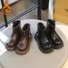 Botas de cuero para niñas, nueva colección otoño 2026, suela blanda, antideslizantes, estilo retro tipo Dr. Martens para niños, adecuadas para niñas de tallas medianas y grandes, botines estilo británico