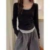 Camiseta falsa de duas peças de manga longa para mulheres, estilo coreano, corte justo, design color-block, efeito emagrecedor, gola U, plissada, top de base de comprimento curto