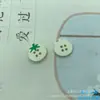 Tomatezinho fofo desenho animado quatro olhos spray de tinta botões de plástico roupas infantis DIY feito à mão acessórios de cor