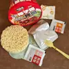 Fideos Secos Sabor Pollo Picante Jinwei Halal Fideos Instantáneos Caja Paquete Grande Fideos Instantáneos Caja Completa Comida Famosa de Internet Venta al por Mayor
