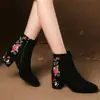 Botas Curtas Bordadas Estilo Étnico Femininas 2026 Outono/Inverno Novas Salto Bloco Botas de Algodão para Mãe Veludo Plus Salto Médio Antiderrapante Retro Botas Individuais