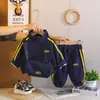 Conjunto de Primavera e Outono para Meninos 2026 Novo Conjunto Estiloso Infantil de Primavera e Outono com Bolsa Transversal, Conjunto de Duas Peças de Manga Longa, Roupa de Primavera para Bebês