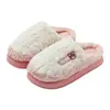 26 Pantuflas de algodón de nuevo estilo, pantuflas cálidas de invierno para mujer, antideslizantes, de suela gruesa, zapatos de algodón con forro de felpa para otoño e invierno, venta al por mayor de invierno para hombre