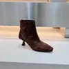 Sapatos Femininos 2024 Outono e Inverno Novo Estilo Botas Curtas Foscas com Zíper Traseiro, Bico Quadrado, Salto Fino e Botas de Cano Curto Fashion com Adição de Lã