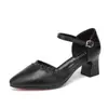 Novedad Primavera/Verano 2026, Zapatos de Salón de Correa Única con Tacón Medio y Diseño Calado para Mujeres de Mediana Edad, Tacón Grueso, Talón Cerrado, Punta Semi-Abierta, Sandalias de Cuero Suave para Mujer