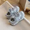 Zapatillas deportivas para niños 2026 otoño nuevo versión coreana casual suela blanda zapatos de entrenamiento alemanes para niños mayores correr al aire libre zapatos de papá