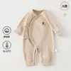 Macacão de Algodão Macio para Recém-Nascidos 0-6 Meses com Amarração Roupa de Dormir para Bebês Primavera e Outono Peça Única Roupas para Bebês no Estilo Kimono