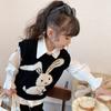 Conjunto de Tres Piezas Moda Coreana Primavera y Otoño Chaleco de Conejito + Camisa de Manga Larga + Pantalones Negros Acampanados para Niñas