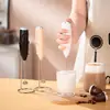 Batidor de leche eléctrico pequeño para venta al por mayor, batidor de leche para café con leche, espumador de leche con soporte, batidor de huevos eléctrico a batería para el hogar