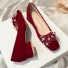 2025 Novo Bico Fino Flor de Strass Suede Vermelho Xiuhe Sapatos de Casamento Femininos Salto Grosso Rasteirinhas Saltos Altos Sapatos de Noiva Chineses