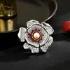 Hebilla Magnética de Gama Alta Totalmente Incrustada con Flor de Zirconia Perla de Agua Dulce Antirreflejo Joyería para Abrigo Ramillete Hebilla Magnética