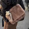 Bolso de Mano Simple Nuevo Oblicuo de Moda para Viajes Cotidianos Felpa Cruzado Versátil para Mujer Coreano Japonés de un Solo Hombro Bolsa 2026 Otoño Invierno