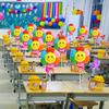 Começamos a escola, mesa de sala de aula, balões flutuantes, atmosfera de atividade do festival de jardim de infância, cena, fantasia e arranjo