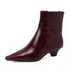 Botines de punta para mujer hechos de cuero de plena flor tratado con aceite de caballo, con cremallera lateral, tacón medio y un diseño de moda, perfectos para otoño e invierno.