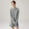 Un atuendo elegante inspirado en el estilo "old money", que presenta un top de punto trenzado con cuello mao, combinado con shorts de punto de cachemira holgados, casuales y relajados.