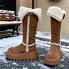Botas de neve cinzas de cano alto e sola grossa para mulheres, novo estilo de inverno 2026, com isolamento adicional, quentes e apresentando uma fivela de couro camurça e um design de comprimento médio