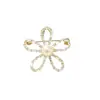Broche de Flor Hueca de Cinco Pétalos con Perla para Mujer, Broche de Cristal de Lujo Ligero Estilo Francés, Pin Versátil para el Viaje Diario, Trajes y Suéteres