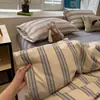 Juego de Sábanas a Cuadros de Algodón Lavado con Hilo Esponjoso Estilo Muji para Dormitorio Estudiantil, Juego de Cuatro Piezas, Incluye Sábana Plana, Sábana Ajustable y Funda de Edredón, Juego de Tres Piezas