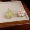 Un ear cuff de flor cúbica de zirconia de doble cara y dos vías, exquisito, pequeño, versátil, pendientes de moda, más vendidos, joyería de oreja popular entre las celebridades de internet