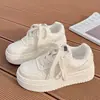 Sapatos femininos para combinar com saias, tênis brancos, novo modelo 2026 sapatos esportivos, outono respirável popular sola grossa casual tênis estilo Chanel