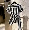 Camisa a rayas de cuello redondo y manga corta estilo francés, moderna y elegante para mujer, nueva blusa ajustada de verano 2026 que ciñe la cintura