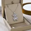 Nuevo producto transfronterizo: Cadena de clavícula elegante y versátil de lujo ligero con incrustaciones de microdiamantes, collar de acero de titanio, accesorio de joyería que no se decolora