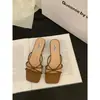 Sandálias de Salto Grosso Estilo Francês, Sapatos de Fada para Uso ao Ar Livre, Novo Modelo de Verão 2026, Chinelos Prateados Elegantes para Combinar com Vestidos