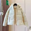 Nova jaqueta curta de algodão com capuz para o inverno para mulheres, corte solto, forrada com fleece, quente, com bolsos com zíper, versátil e quente, casaco de algodão