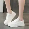Zapatillas blancas de suela gruesa para mujer, nueva moda de verano, estilo deportivo casual, zapatillas versátiles que aumentan la altura, zapatos cómodos y ligeros para mujer