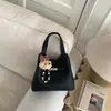 Bolso de Mano y Bolso Cruzado de Gama Alta de Nicho para Mujer, Nuevo Estilo Coreano 2026, Colgante Lindo, Bolso Versátil y de Moda para el Día a Día
