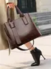 Bolsas de mano para mujer al por mayor transfronterizas, bolsos vintage de cuero aceitado de alta gama para mujer, bolsos de mano modernos y sencillos para el trabajo para mujer, personalizables