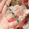 Pulsera Camelia Retro de Alta Resistencia con Imitación de Piedras Preciosas de Diamante Completo Espinela Verde para Mujer, Chapada en Oro de 18 Quilates, Fuerte Retención del Color, Nuevo Producto Transfronterizo