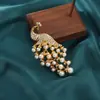 Broche de aleación para mujer con forma de gota de aceite y perla clásica de pavo real, con diamantes, hebilla de pasador para corsage, accesorios para ropa