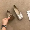 Zapatos de Mujer Retro de Plata Suave Estilo Nuevo Primavera 2025 con Falda Plisada y Mocasines Únicos