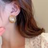 Pendientes Personalizados de Imitación Perla Metálica con Estilo de Moda de Nicho Creativo Europeo y Americano y un Toque de Lujo para Mujer