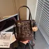 Bolso con Estampado de Leopardo para Mujer Otoño e Invierno 2025 Nuevo Versátil Diseño de Nicho Bolso de Hombro Cruzado Popular Bolso Cubo Portátil