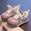 Zapatos para niñas, zapatillas de entrenamiento alemanas para niños, nueva colección de otoño 2026, zapatillas casuales de malla transpirable para niños mayores, estilo Forrest Gump