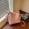 Bolsa de mão super popular para o dia a dia, bolsa tipo balde para mulheres, nova bolsa pequena versátil para ombro e transversal, verão 2026