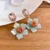 Pendientes Colgantes de Flor de Resina Tachonados con Diamantes de Aguja Plateada, Pendientes Dulces Estilo Vacaciones de Verano, Accesorios para Orejas Retro con un Toque de Lujo Ligero y Sensación de Alta Gama