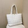 Bolso grande acolchado de algodón para mujer ins simple elegante bolso tote de hombro 2023 otoño e invierno nuevo moderno gran capacidad bolso de plumas