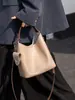 Bolsas Outono e Inverno 2025 Novas Bolsas Femininas, Bolsas de Ombro, Bolsas de Couro Genuíno Estilo Balde, Bolsas Versáteis para Roupas de Trabalho Femininas, Bolsas de Ombro de Grande Capacidade