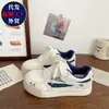 Zapatillas de mujer estilo Hong Kong, modelo nuevo de nicho para el verano 2026, versátiles y populares, cómodos zapatos casuales planos de moda para mujer