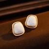 Aretes de temperamento estilo retro de Hong Kong 2024 nuevos aretes de metal con sentido de alta gama aretes de moda nicho comodín venta al por mayor para mujer