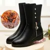 Zapatos de mamá, zapatos de algodón para otoño e invierno, de suela plana, forrados de felpa, engrosados, cuero suave, cálidos, antideslizantes, botines hasta la pantorrilla para mujeres de mediana edad y mayores