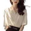 Camisa Branca de Cetim Francês Levemente Madura com Decote V e Manga Curta Design de Nicho Verão Novo Top Chic Feminino