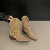 Botas Chuyuji Vintage com Fivela em Camurça Plissada Slouch para Mulheres, Novo Modelo Outono/Inverno 2026, Corte em V, Perna Larga, Salto Grosso