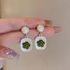 Pendientes de botón con forma de flor de camelia de color contrastante retro, diseño de nicho femenino, personalidad simple, temperamento que combina con todo, pendientes de aguja de plata